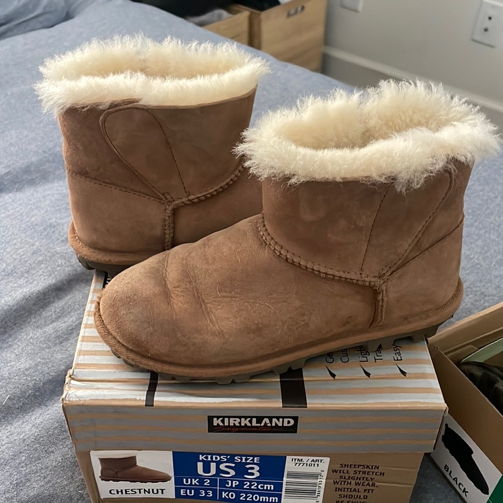 Kids shearling boot Ugg look alike size 3